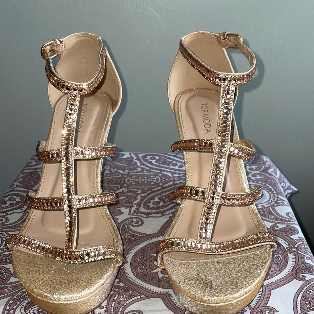 SOLD!!!!🔮 Gold Rhinestone/Glitter Wedge Sandals. Size 10